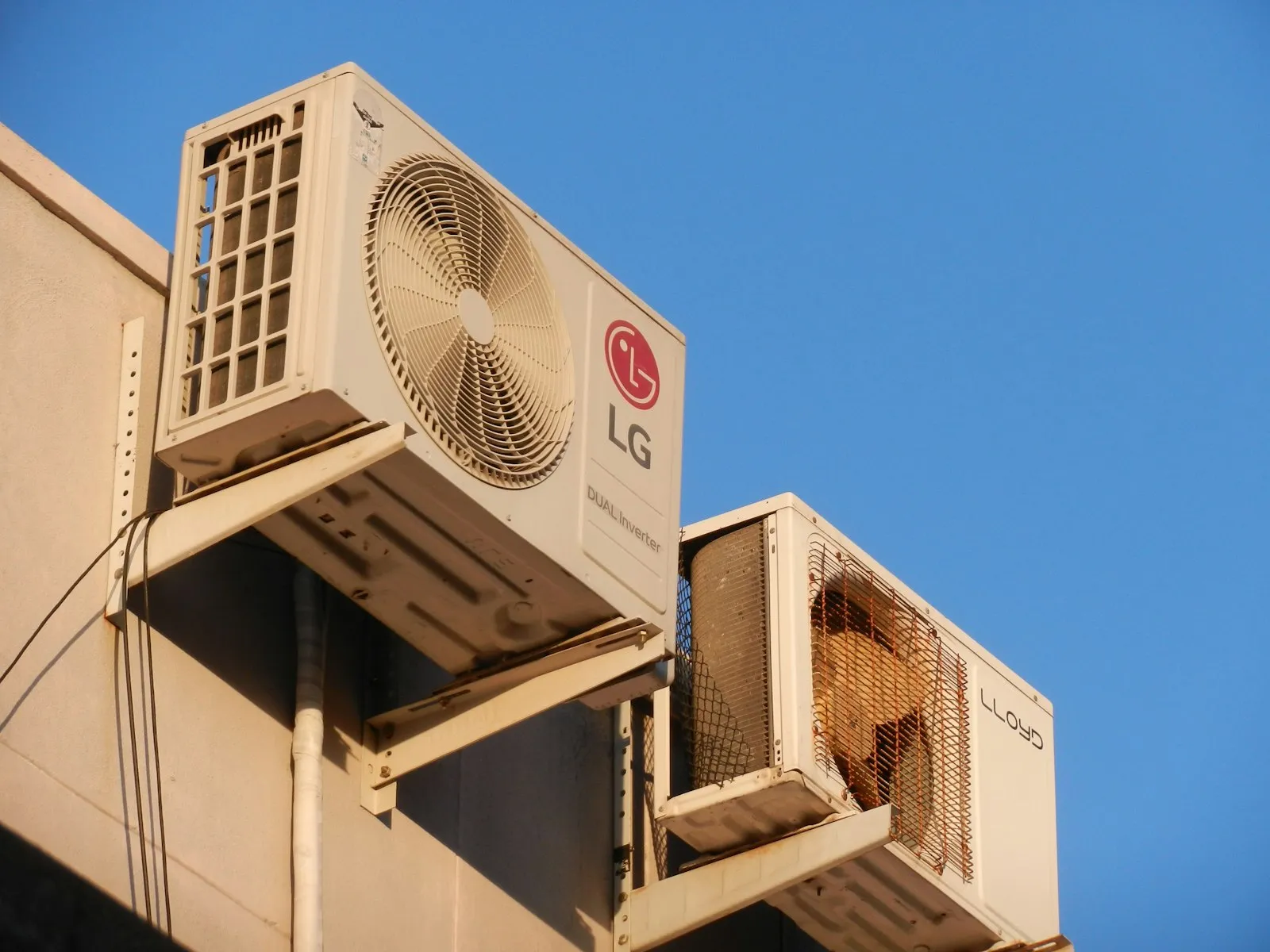 Instalasi unit AC split indoor di dinding kamar dengan pipa rapi