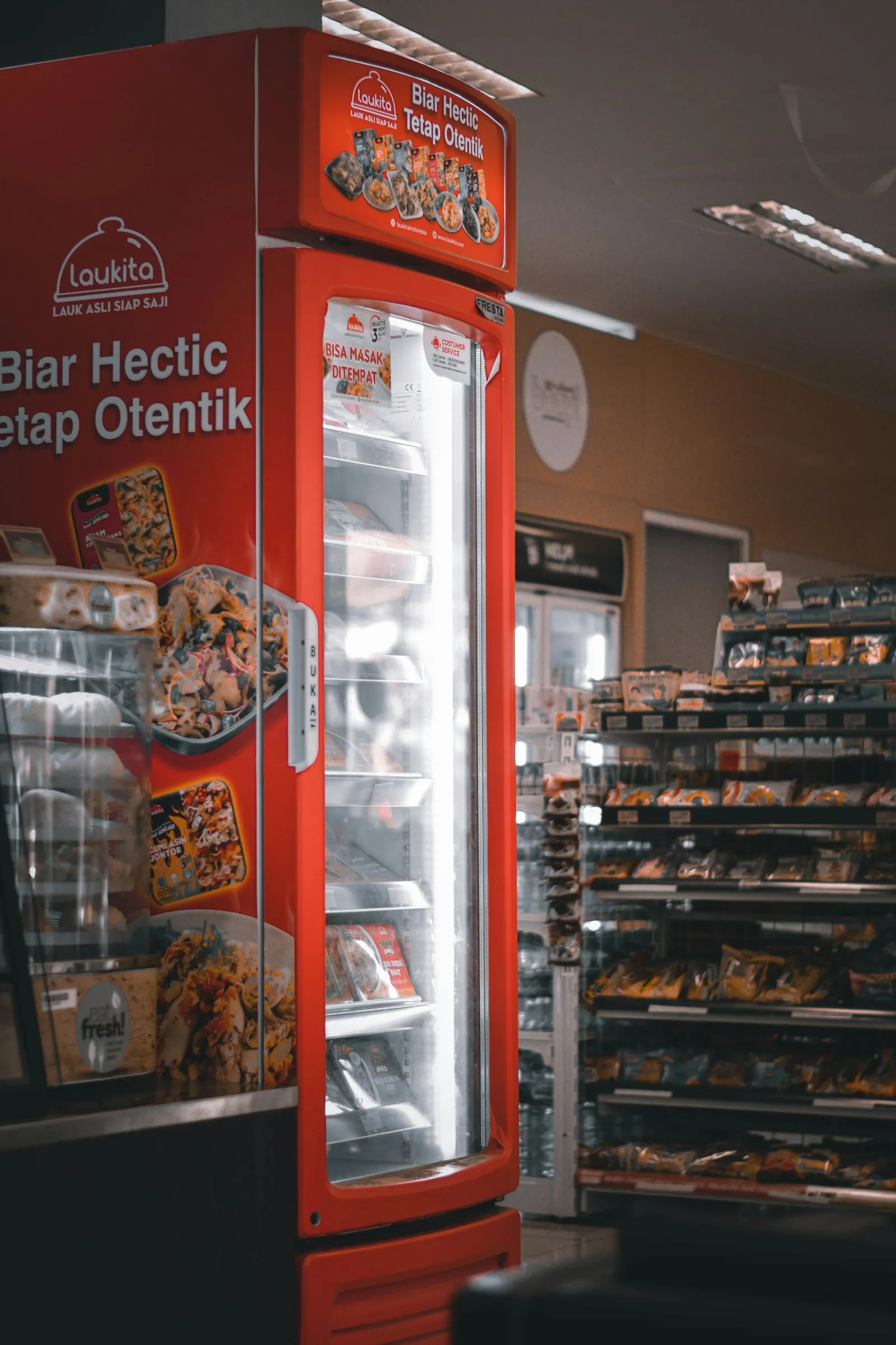 Showcase pendingin toko minuman yang sedang diperiksa teknisi